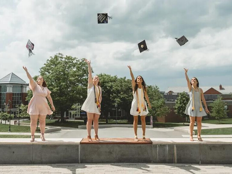 去美國(guó)留學(xué)讀研究生需要多少錢(qián)？一年50萬(wàn)夠嗎？