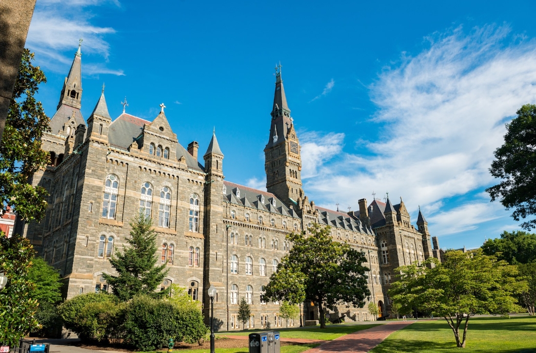 美國研究生留學(xué)擇校：南加州大學(xué) VS 喬治城大學(xué)，本科生該怎么選？